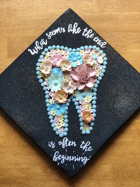 Dental Hygienist Cap Ideas, Dental Caps Graduation, Cap Decoration Graduation Dental, Future Dentist Graduation Cap, Dental Hygiene Graduation Cap Ideas, Dental Hygiene Cap Decoration, Dental Assistant Grad Cap, Dental Assisting Graduation Cap, Dentistry Graduation Cap