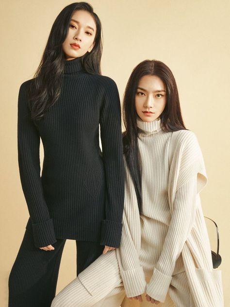 Two Models Posing, Shooting Studio, Sisters Photoshoot Poses, Sister Photography, Friendship Photoshoot, Sisters Photoshoot, Studio Poses, Studio Photography Poses, Photoshoot Studio