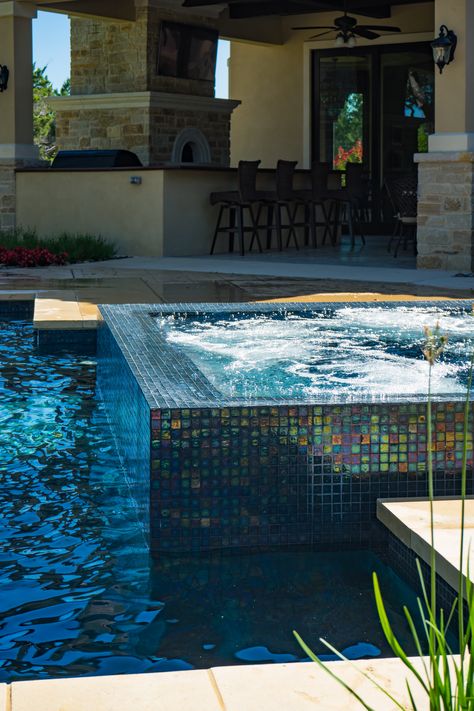 Elegant infinity edge square spa with 1"  iridescent tile. San Antonio, TX | Keith Zars Pools Infinity Spa With Pool, Mini Pool Backyard, Simple Backyard Pool, Infinity Edge Spa, Courtyard Pools, Pool Spas, Moody Maximalism, Modern Pool And Spa, Infinity Spa