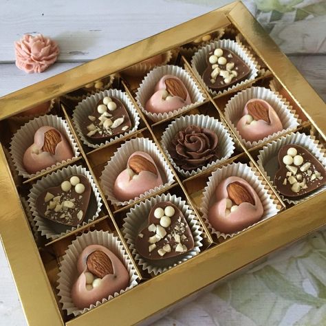 Chocolate Ideas Creative, Chocolate Packing Ideas Gift, Chocolate Box Diy, Kue Macaroon, Homemade Chocolate Bars, Chocolate Ideas, Chocolate Candy Recipes, Cake Pop Decorating, Chocolate Work