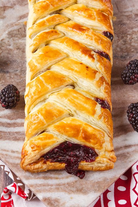 Easy Blackberry Pie Braid - Annie's Noms Puff Pastry Blackberry Recipes, Easy Blackberry Pie, Braided Pie Crust, Puff Pastry Braid, Pastry Braid, Puffed Pastry, Danish Pastries, Tasty Pastry, Blackberry Cake