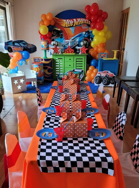 Diy Hot Wheels Birthday Decorations, Hot Wheels Table Decorations, Hot Wheels Birthday Backdrop, Hot Wheels 1st Birthday, Hot Wheels Party Games, Hot Wheels Centerpieces Ideas, Hot Wheels Birthday Party Ideas Decoration, Wheel Birthday Party, Hot Wheels Party Decorations