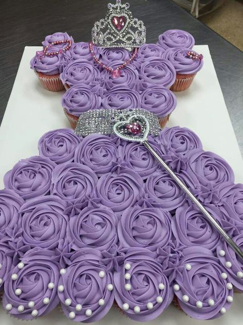 Cute idea for a princess bday! Princess Sofia Cupcakes, Cupcakes Birthday Cake, Princess Sofia Birthday Party Ideas, Princess Sophia Party, Sofia Birthday Cake, Princess Cupcake Dress, Baby Shower Cupcake Cake, Princess Sofia Birthday, Sofia The First Birthday Party