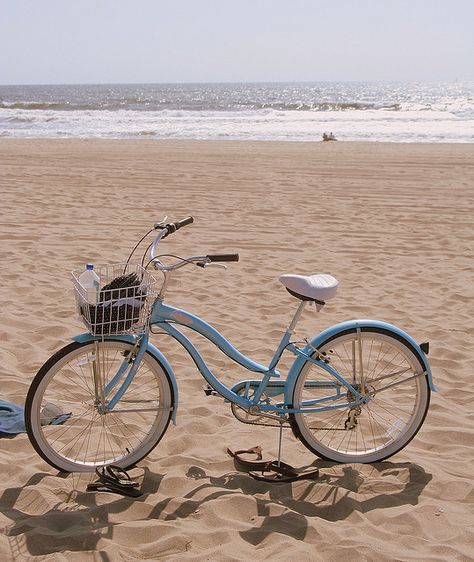 i know i sound like a little girl but...... i want i bike like this for my birthday!!!! Bike Riding Photography, Bicycle Aesthetic, Aesthetic Bike, Blue Bicycle, Beach Cruiser Bicycle, Beach Cruisers, Beach Bicycle, Bike Aesthetic, Beach Cruiser Bikes