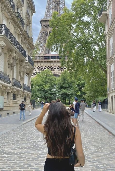 Paris Pics Instagram, Outfit Ideas France, Paris Photos Aesthetic, Paris Instagram Spots, Photo Poses Paris, Eiffel Tower Instagram Pictures, Paris Picture Ideas Summer, Photo Inspo Europe, Vacation Poses Picture Ideas City