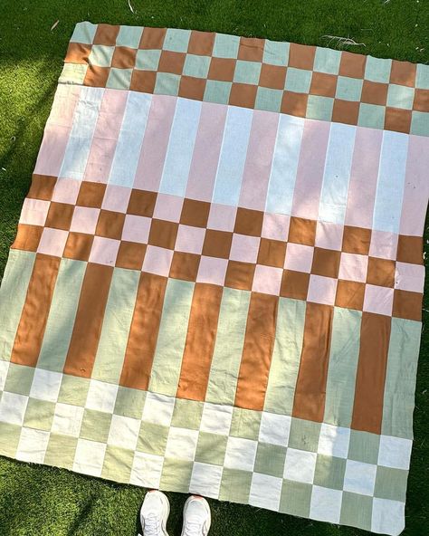 Jodie The Impatient Quilter | If you’re after a quick quilt that you can whip up this weekend, have I got the pattern for you ! Strip piecing, low waste - I only started… | Instagram Easy Quick Quilts, Quilting A Quilt, Twin Sized Quilt Pattern, Neutral Patchwork Quilt, Aesthetic Quilt Patterns, Simple Quilting Projects, Queen Sized Quilt Patterns, Purple Baby Quilt, Easiest Quilts For Beginners