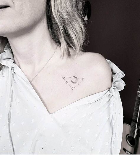 Tatouage clavicule femme - idées discrètes à copier Wrist Bracelet Tattoo, Collarbone Tattoo, Tattoo Moon, Moon Tattoos, Tattooed Girls, Moon Tattoo Designs, Incredible Tattoos, Tattoo Bracelet, Space Tattoo