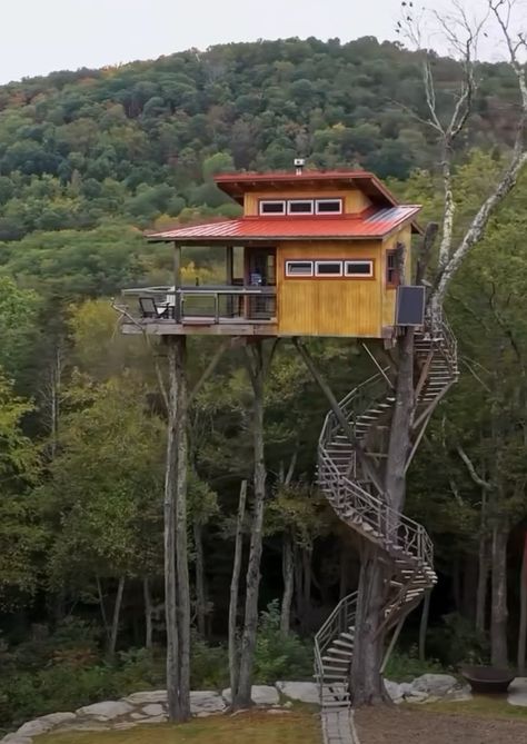 Simple Treehouse, Earth Lodge, Treehouse Resort, House On Stilt, Beautiful Tree Houses, Off Grid Survival, Tree House Diy, House On Stilts, Tree House Designs