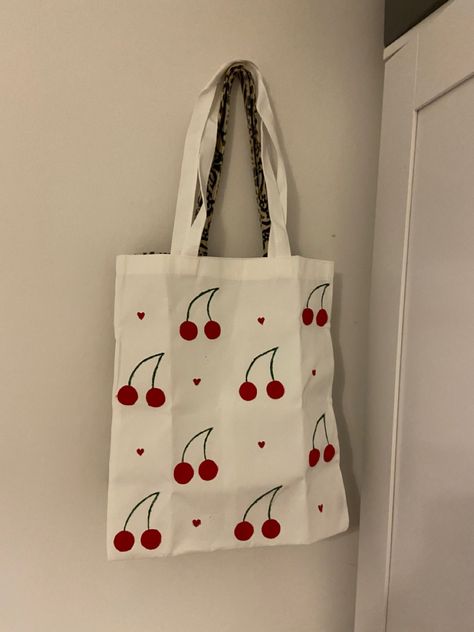 Tod Bag Aesthetic, Totebag Painting Ideas Aesthetic, Painting On Bags Ideas, Bag Painting Ideas Diy, Tote Bag Design Paint, Painted Tote Bag Aesthetic, Tote Bag Ideas Paint, Tote Bag Diy Paint, Custom Tote Bag Aesthetic