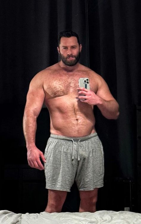 Stocky Men, Dad Bodies, Buff Guys, Chubby Guy, Chubby Men, Taking A Selfie, Beefy Men, Muscle Bear, Masculine Men