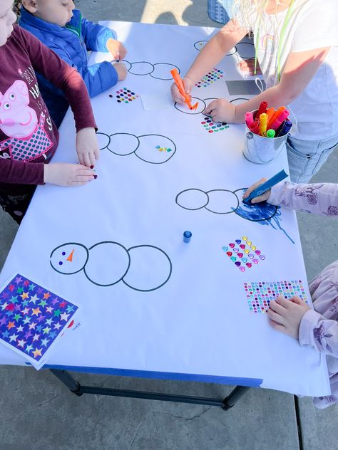 Decorate the Snowman Activity for Kids - Toddler Approved Toddler Winter Activities Classroom, Snowmen Activities For Kids, Winter Games For Toddlers, Butcher Paper Ideas Preschool, Christmas Butcher Paper Activities, Snow Preschool Theme, Snowmen Preschool Activities, Steam For Toddlers, Winter Themed Preschool Activities