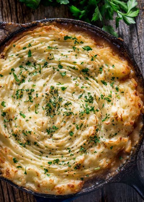 Shepards Pie Recipe, Beef And Veggies, Beef Meals, Iron Skillet Recipes, Shepherds Pie Recipe, Cast Iron Skillet Recipes, Cast Iron Recipes, Cottage Pie, Shepherd's Pie