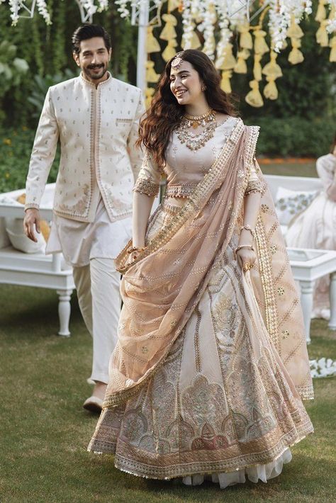 Engagement Outfits Indian, Reception Lehengas, Couple Indian, Engagement Dress For Bride, Best Indian Wedding Dresses, Desi Wedding Dresses, Couple Wedding Dress, Lehenga Designs Simple, Couple Dress