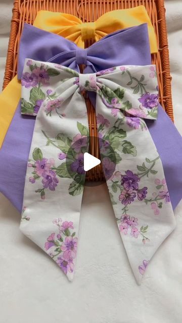 Casandra Herrera on Instagram: "Aprende a hacer este lazo perfecto en solo unos pocos pasos! Este tutorial fácil y divertido es perfecto para principiantes. ¡Haz uno para ti o para un regalo!  Tela de algodón   Medidas: 90x15.5(lazo) y 9x6(centro) #tutorial #lazo #morado #diy #hechoamano #moda #accesorios #regalos #instagram #handmade #purplebow #diycrafts #giftsforhim #fashionaccessories #mensfashion #diyfashion. ¿Te gustaría aprender a hacer más tipos de lazos? ¡Cuéntame en los comentarios!" Cloth Bows Diy, How To Make A Fabric Bow, How To Make A Bow With Fabric, Ideas Para Hacer Con Tela, Boutique Bows Diy Tutorials, Fabric Bow Tutorial, Make Hair Bows, Bow Tutorial, Boutique Bows