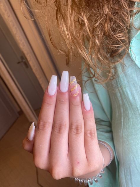 Couleur Milky White avec touche de feuilles d’or ongles longs blanc laiteux pas cher 30€ sur paris Ongles Blanc Laiteux Nail Art, Uñas Milky White, Milky White Nails With Glitter, Nails For Graduation Pictures, Nails For Graduation, Nails Milky White, Graduation Nail Art, Nail Art Blanc, Nails Milky