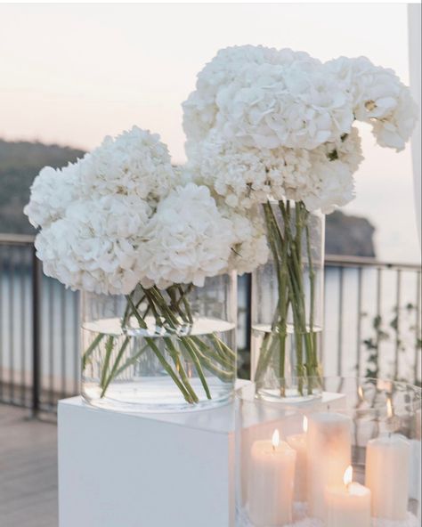 Hortensia Table Decoration, Minimalist Engagement Decor, Rooftop Reception Wedding, Wedding White Flowers Decoration, Wedding Table White Flowers, Runway Style Wedding Ceremony, Black And White Wedding Reception Decor, Hall Decorations For Wedding, All White Wedding Table Setting