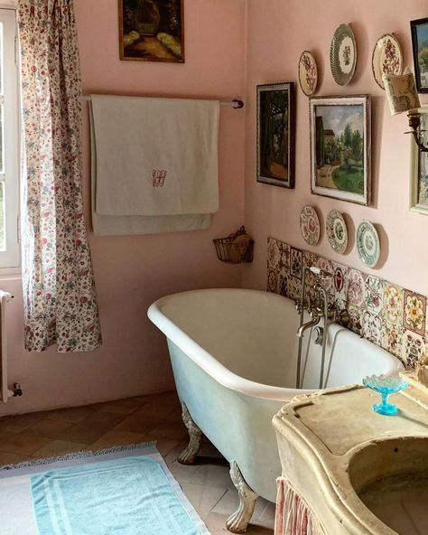 Enrica Stabile on Instagram: “provence #goodmorning #wakingup #bathroom #pink #goodcolour #mythings #keepmeup” Dining Table Bohemian, Traditional Bathroom Design Ideas, Vintage Bed And Breakfast, Bathroom Greenery, Bathroom Shower Screen, Cute Bathrooms, Greenery Bathroom, Blush Bathroom, Traditional Bathroom Design