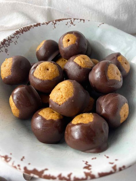 Healthy buckeyes for low carb diet. Healthy Buckeyes, Buckeye Recipe Easy, Peanut Butter Buckeyes, Buckeyes Recipe, Keto Peanut Butter, Peanut Recipes, Low Carb Sweeteners, Peanut Butter Balls, Peanut Butter Lovers