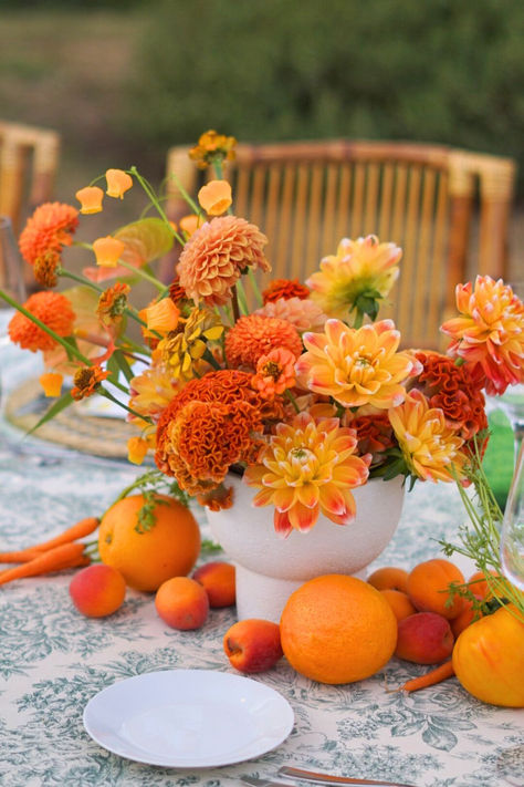 Aesthetic Decoration Table Wedding Wedding Table With Fruit, Floral Arrangements With Fruit, Citrus Floral Arrangement, Elegant Flower Arrangements, Wild Flower Arrangements, Haldi Decor, Citrus Garden, Aesthetic Decoration, Citrus Wedding