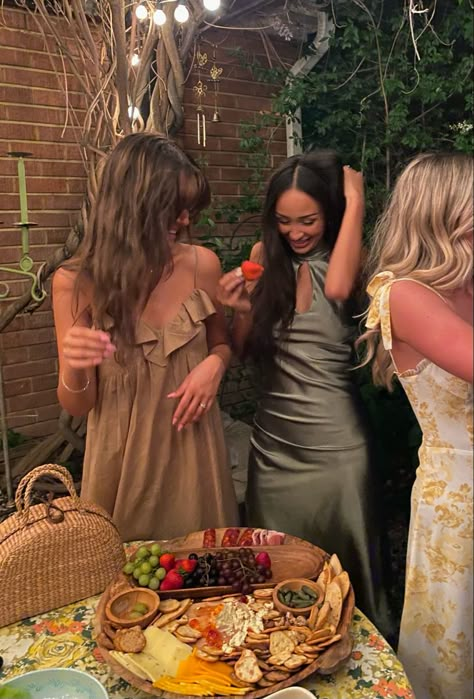 Bday Dinner Dress, Italian Night Dinner Party Outfit, Italian Dinner Outfits Women, Italian Summer Dinner Party Outfit, Dinner Party Attire, Friend Dinner Party Aesthetic, Birthday Dinner Party Outfit, Birthday Dinner With Friends Aesthetic, Italian Night Dinner Party