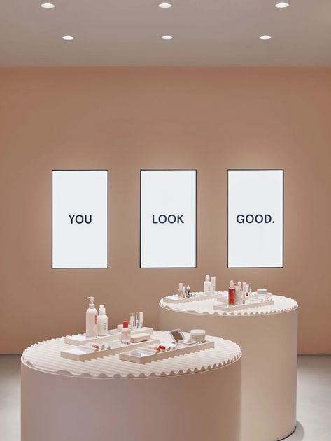 Glossier Soho Flagship, Spring Street NYC. Glossier Flagship Store, Glossier Event, Beauty Pop Up Store, Glossier Shop, Pop Up Concept, Makeup Store Design, Glossier Pop Up, Glossier Store, Beauty Retail