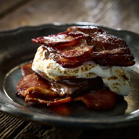 Bacon S'Mores - Genius! Camping Food Recipes, Recipes French Toast, Smores Recipe, Easy Campfire Meals, Campfire Meals, Recipes French, Best Camping Meals, Hormel Recipes, Brown Sugar Bacon