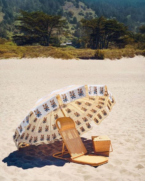 Beach Daze Pop Up Beach Tent, Picnic Basket Set, Cute Umbrellas, Picnic Essentials, Deco Nature, Work Diy, Beach Tent, Beach Umbrella, Summer Solstice