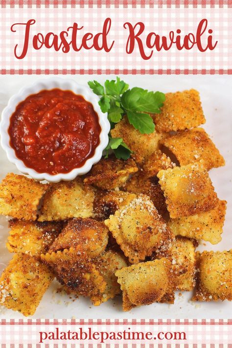 Toasted Ravioli is a St. Louis style based Italian appetizer that fries fresh ravioli in crumbs and dips them in pizza sauce or marinara. via @suelau1 Ravioli Sides Dishes, Fries Ravioli, Toasted Ravioli Baked, Fried Ravioli Appetizer, St. Louis Toasted Ravioli, Toasted Ravioli, Easy To Make Appetizers, Ravioli Recipe, Italian Appetizers