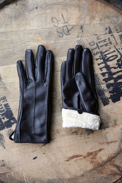 Treat yourself to affordable luxury with these 100% lambskin leather gloves with Cashmere lining. Stylish seaming and non-functional button trim; lined with cashmere insulation for added warmth. Choos Leather Gloves With Fur, Womens Leather Gloves, Winter Leather Gloves, Winter Gloves For Women, Hand Muffs, Leather Gloves Winter, Sheepskin Gloves, Leather Gloves Women, Fashion Gloves