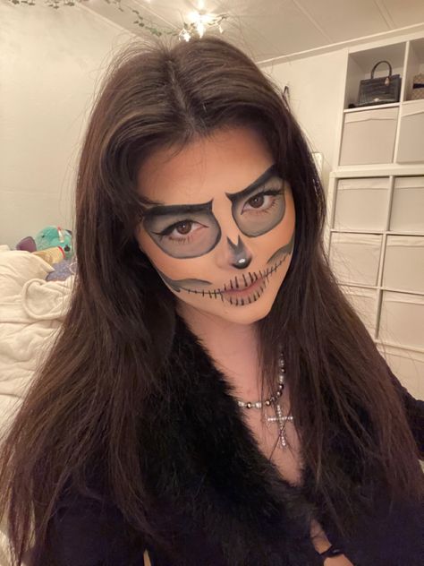 Server Halloween Makeup, Girl Skeleton Makeup, Caveira Halloween, Halloween Skeleton Makeup, Comic Tattoo, Cute Halloween Makeup, Skeleton Makeup, Halloween Makeup Pretty, Makeup Face Charts