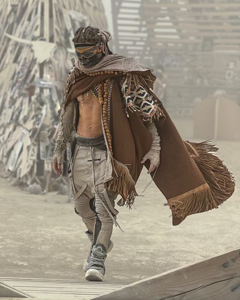 This look is a masterclass in desert warrior aesthetics, from the meticulously layered neutrals to the striking mask and leather details, perfectly capturing the spirit of adventure and resilience 🤩🌪️ @jessewelle 🔥🔥 Burning Man Outfit Men, Mens Burning Man Outfits, Burning Man Fashion Men, Burning Man Outfits Male, Burning Man Aesthetic, Desert Outfit Men, Desert Fits, Strange Outfits, Burning Man People