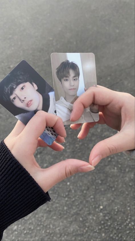 Kpop Pictures To Recreate Duo, Kpop Poses To Recreate With Friends, Kpop Friends Aesthetic, Insta Pic Ideas With Friends, Korean Poses Photo Ideas, Trading Card Ideas, Korean Friends, Prismacolor Art, Dream Concert