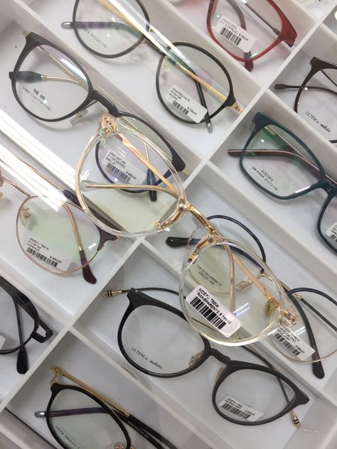 Optician Aesthetic, Optometrist Aesthetic, Eyewear Marketing, Optometry Aesthetic, Optometry Marketing, Graphic Design Careers, Medical School Life, Eyeglass Stores, Glass Store