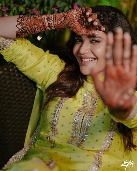 Mehendi Photography Bridal, Green Salwar Suit, Mehndi Poses, Haldi Shoot, Mehendi Photoshoot, Mehendi Photography, Indo Western Dresses, Karishma Tanna, Mehndi Function