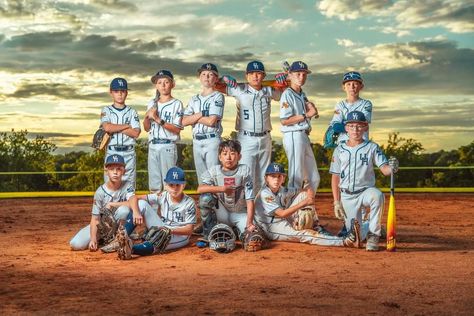 Baseball Team Pictures Poses, Softball Team Photos, Baseball Team Pictures, Team Picture Poses, Softball Photos, Sports Photoshoot, Baseball Family, Baseball Photography, Little League Baseball