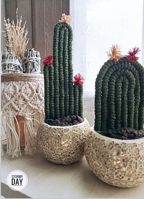 Cacti macramè #macramecactus Cactus Macrame, Cactus Craft, Free Macrame Patterns, Boho Crafts Diy, Cactus Diy, Crochet Cactus, Mini Macrame, Macrame Ideas, Macrame Decor