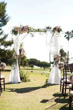 Arch or arbor for the ceremony altar? - Wedding ceremony - Forum Weddingwire.ca Flower Archway, Outdoor Wedding Flowers, Wedding Arches Outdoors, Wooden Arbor, Wedding Arch Rustic, Wedding Setup, Wedding Ceremony Arch, Rustic Outdoor Wedding, Wedding Arbour