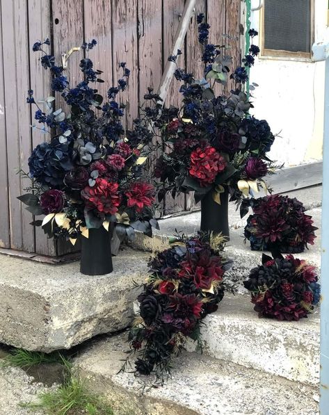 Dark Fall Flower Arrangements, Dark And Moody Wedding Bud Vases, Gothic Flower Centerpieces, Black Roses Wedding Decor, Black Flower Arrangements Floral Design, Spooky Wedding Guest Book, Dark Flower Centerpieces, Gothic Spring Wedding, Gothic Fall Wedding Decorations