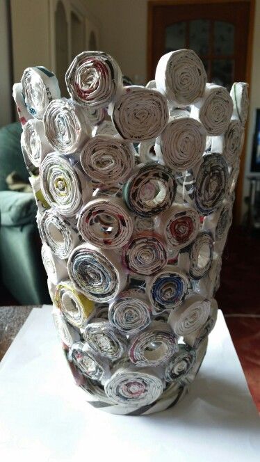 Newspaper Flowers, Recycled Newspaper, Newspaper Crafts Diy, Newspaper Basket, Diwali Craft, Vase Crafts, How To Make Wall Clock, Diy Bottle Crafts, Newspaper Crafts