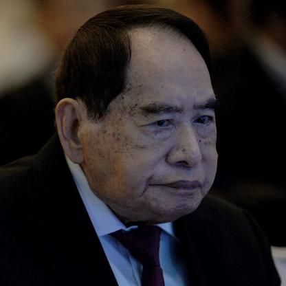 Henry Sy & family - #1 Philippines 50 Richest, #71 Billionaires, #99 Real-Time Billionaires Henry Sy, Richest People In The World, Rich People, House And Home Magazine, Inspirational People, Manila, Philippines, Fictional Characters