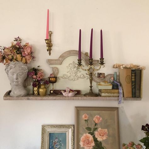 Coquette Home Aesthetic, Antique Decor Aesthetic, Baroque Room Decor, Shelf Room Ideas, Staging Antiques, Coquette Shelf, Coquette Apartment, Coquette House, Gold Heart Locket