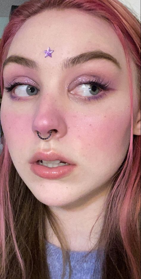 Purple Eyeliner Aesthetic, Purple Blush Makeup, Pink And Purple Makeup Looks, Pastel Purple Makeup, Daily Eyeshadow, Makeup Rosa, Monochromatic Makeup Looks, Monochromatic Makeup, Purple Makeup Looks