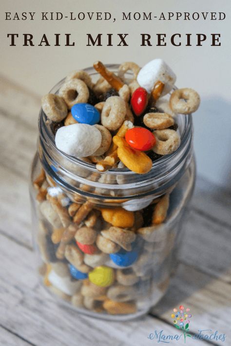 Holiday Trail Mix Recipes, Trail Mix Kids, Easy Trail Mix Recipes, Homemade Trail Mix Recipes, Healthy Chip Alternative, Trail Mix Recipe, Healthy Trail Mix, Trail Mix Recipes, Homemade Trail Mix