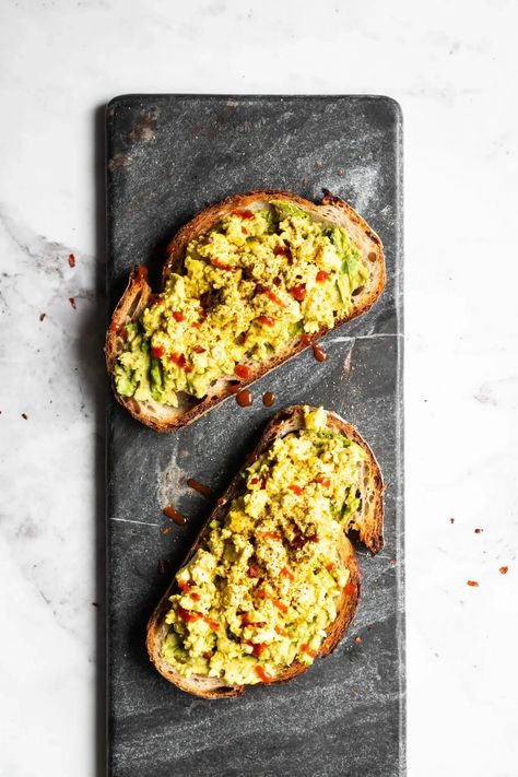 15-minute avocado toast with tofu scramble. This quick and easy vegan meal is packed with protein and healthy fats. Top it with pepper, sriracha, red pepper flakes or your favorite toppings. | Nourished by Caroline #tofu #avocado #avocadotoast #tofuscramble #healthy #healthymeals #healthyrecipes #healthylunch #lunchrecipes #easyrecipes #veganmeals #veganrecipes #vegan #veganlunch Tofu Avocado, Scrambled Tofu Recipe, Savory Breakfast Recipes, Easy Vegan Lunch, Tofu Recipes Vegan, Healthy Brunch Recipes, Quick Vegan Meals, Healthy Brunch, Vegan Brunch