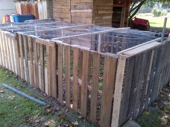 the chicken house and pen was made with 49 pallets Pallet Duck Pen, Pallet Coop Plans, Chicken Run With Pallets, Rooster Pens Ideas, Pallet Chicken Coop Diy Easy, Chicken Housing, Pallet Chicken Coop, Reban Ayam, Chicken Coop Pallets