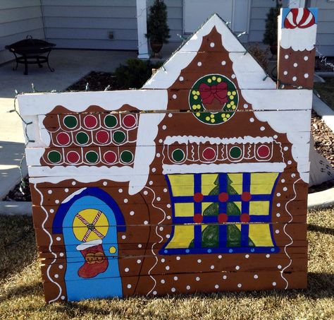 Gingerbread House Made From Pallet. Christmas or Holiday Yard Decor. Real Lights Like On A Home. Pallet Gingerbread House, House Outdoor Christmas Decorations, Gingerbread House Outdoor, Christmas Pallet, Gingerbread House Patterns, Outdoor Christmas Diy, Xmas 2022, Gingerbread Decor, Outside Christmas Decorations