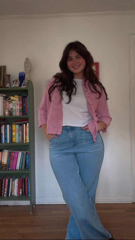 Light Denim Jeans Outfit, Mom Jeans Outfit Winter, Outfit Edit, Outfits For Curvy Women, In My 30s, Outfits Gorditas, Curvy Casual Outfits, Martens Outfit, Uni Outfit