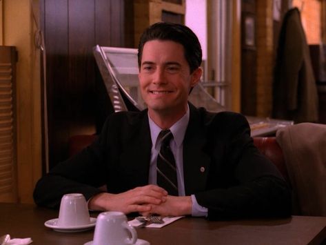 Agent Cooper Twin Peaks, Twin Peaks Cooper, Kyle Mclachlan, Twin Peaks Agent Cooper, Twin Peaks Characters, Dale Cooper Twin Peaks, Twin Peaks 1990, Agent Dale Cooper, Agent Cooper