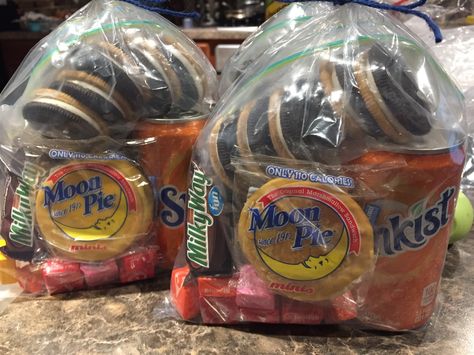 Solar eclipse snack bags: Star Cruch, Moon Pie, Starbursts, Milky Way, Heads or Tails Oreos and Sunkist. Eclipse Ideas, Eclipse Party, Heads Or Tails, Moon Pie, Moon Pies, Neat Ideas, Snack Bags, Solar Eclipse, Milky Way