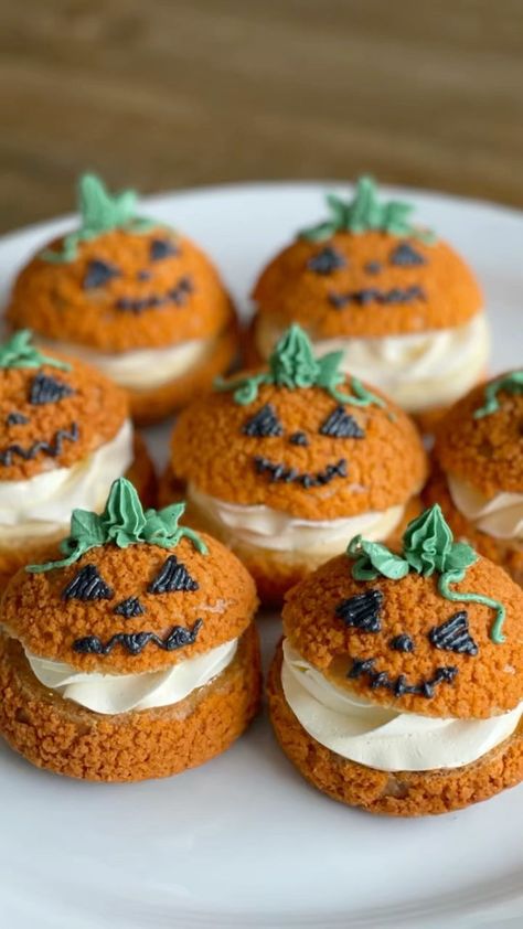 Kawaii Halloween Food, Halloween Cake Pumpkin, Halloween Cream Puffs, Pumpkin Cream Puffs, Halloween Bake Ideas, Halloween Eclairs, Halloween Deserts Ideas, Halloween Sweets Ideas, Holloween Desserts